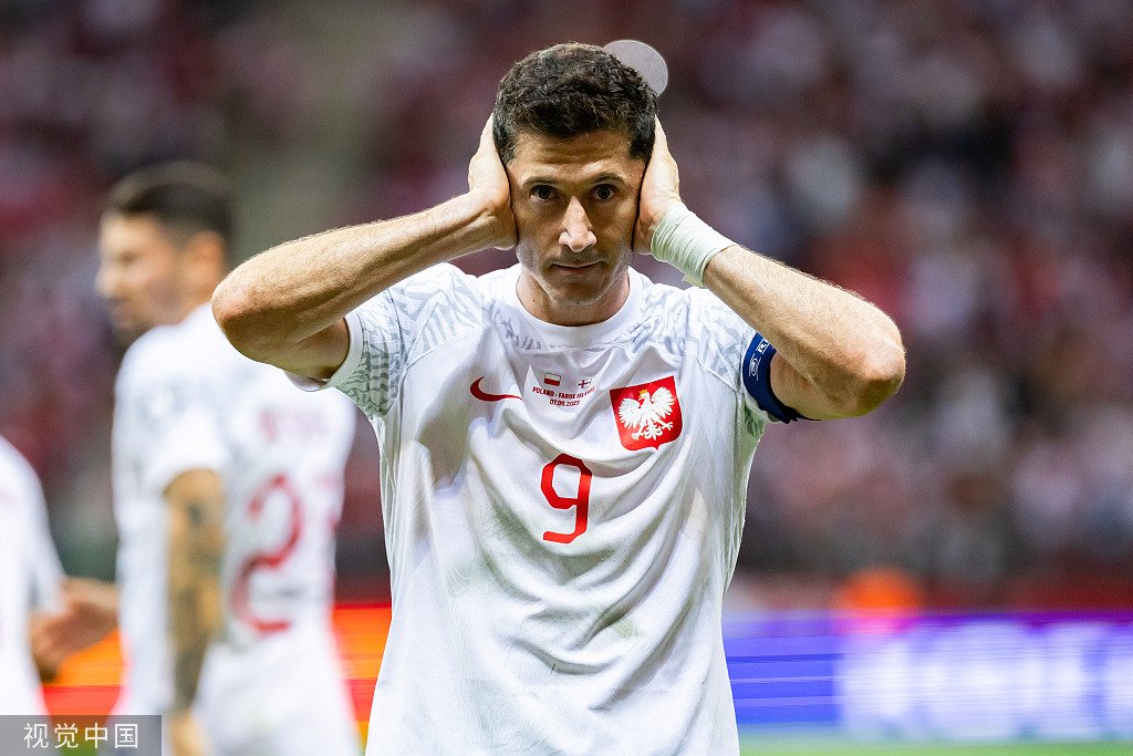 -莱万多夫斯基重返赛场，大比分获胜首场状态出色，法国队观众沸腾！热度持续攀升的简单介绍